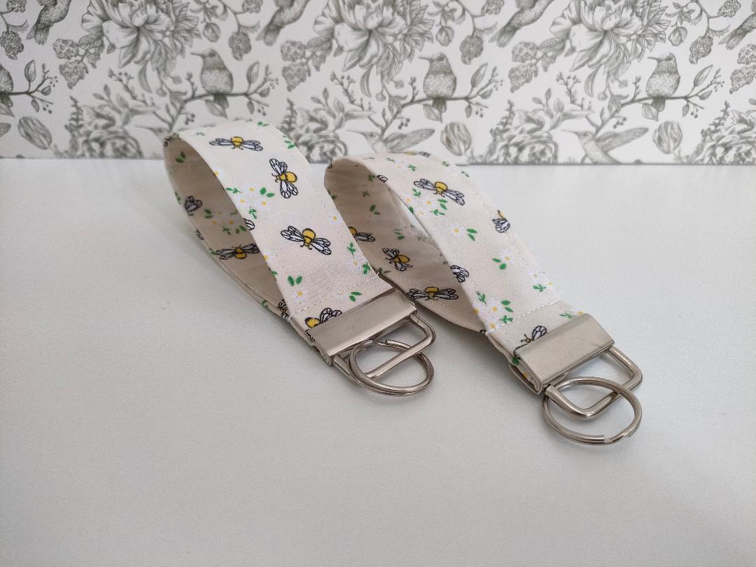 Bee Themed Key Fob, Pale Yellow Lanyards, Car key Accessories, Handy Key Organiser, Bee Fabric Keyrings, Gift for Mum, Small Wristlet