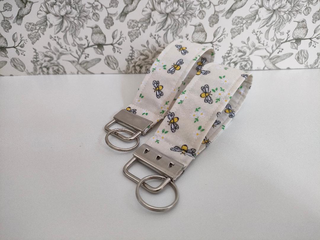 Bee Themed Key Fob, Pale Yellow Lanyards, Car key Accessories, Handy Key Organiser, Bee Fabric Keyrings, Gift for Mum, Small Wristlet