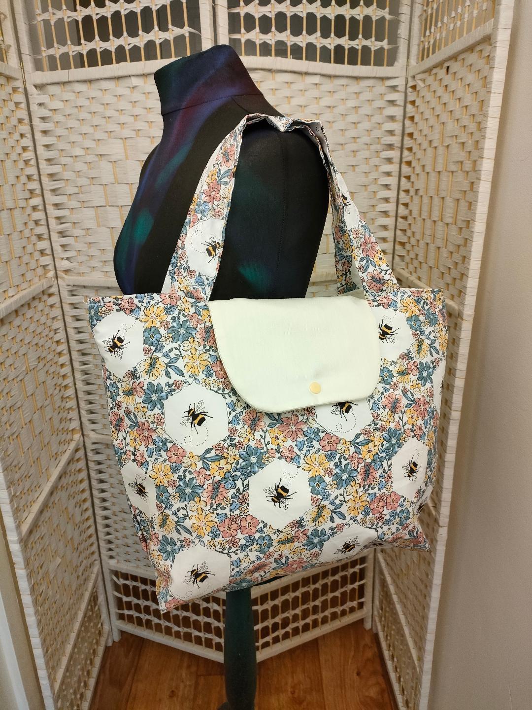 Cute Bee Tote Bag with Inside Pocket, Fully Lined Bumble Bee Bag with Sholder Strap, Everyday Shopping tote Bag, Gift for Bee Lovers.