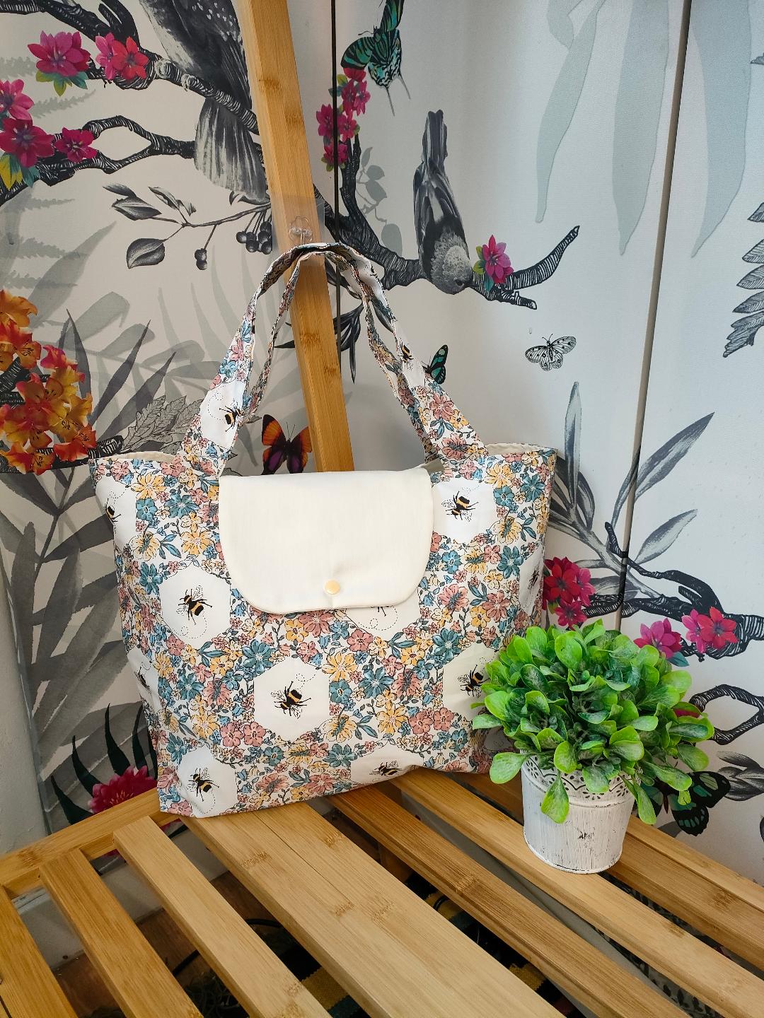 Cute Bee Tote Bag with Inside Pocket, Fully Lined Bumble Bee Bag with Sholder Strap, Everyday Shopping tote Bag, Gift for Bee Lovers.