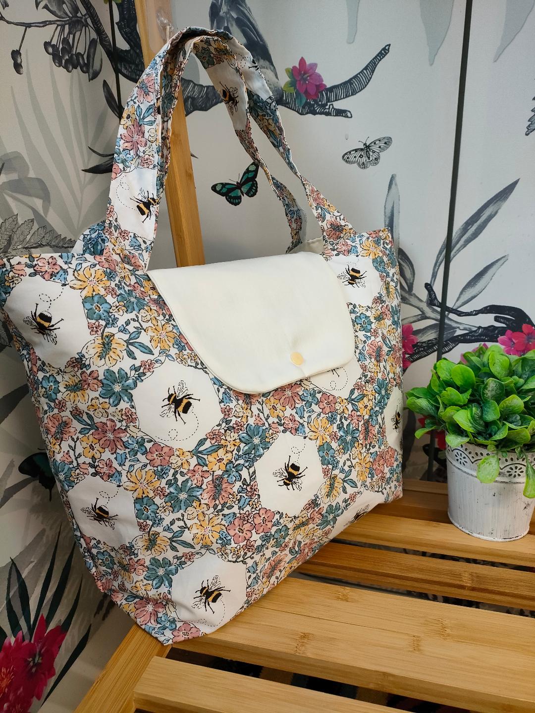 Cute Bee Tote Bag with Inside Pocket, Fully Lined Bumble Bee Bag with Sholder Strap, Everyday Shopping tote Bag, Gift for Bee Lovers.