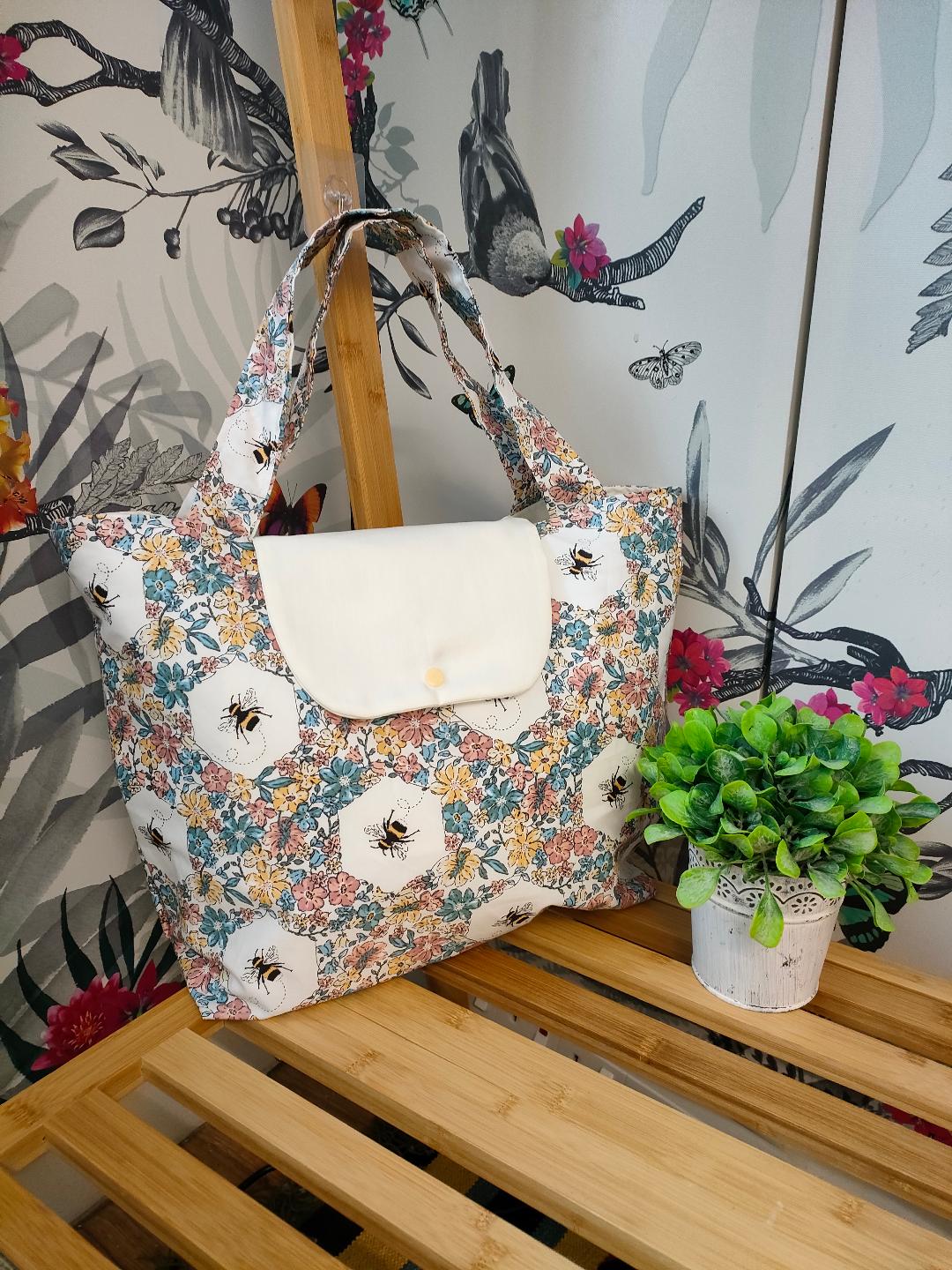 Cute Bee Tote Bag with Inside Pocket, Fully Lined Bumble Bee Bag with Sholder Strap, Everyday Shopping tote Bag, Gift for Bee Lovers.