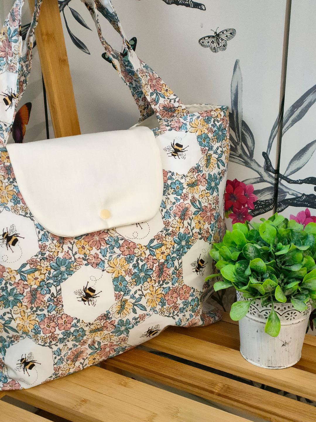 Cute Bee Tote Bag with Inside Pocket, Fully Lined Bumble Bee Bag with Sholder Strap, Everyday Shopping tote Bag, Gift for Bee Lovers.