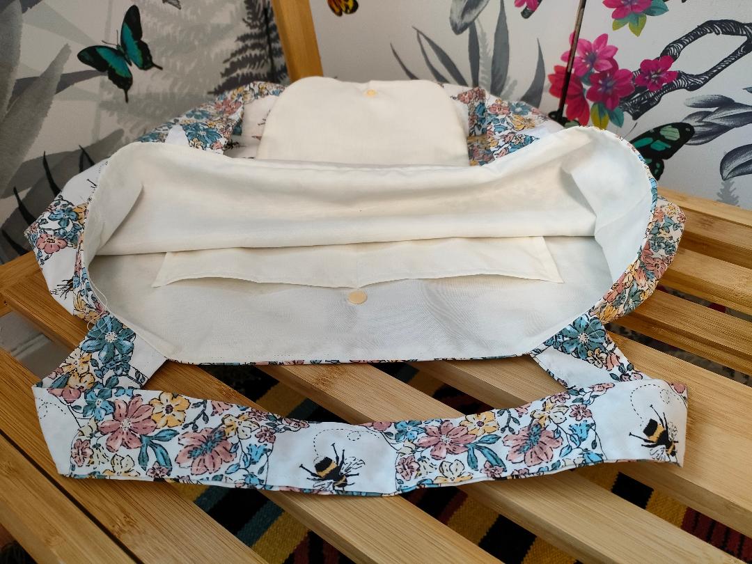 Cute Bee Tote Bag with Inside Pocket, Fully Lined Bumble Bee Bag with Sholder Strap, Everyday Shopping tote Bag, Gift for Bee Lovers.