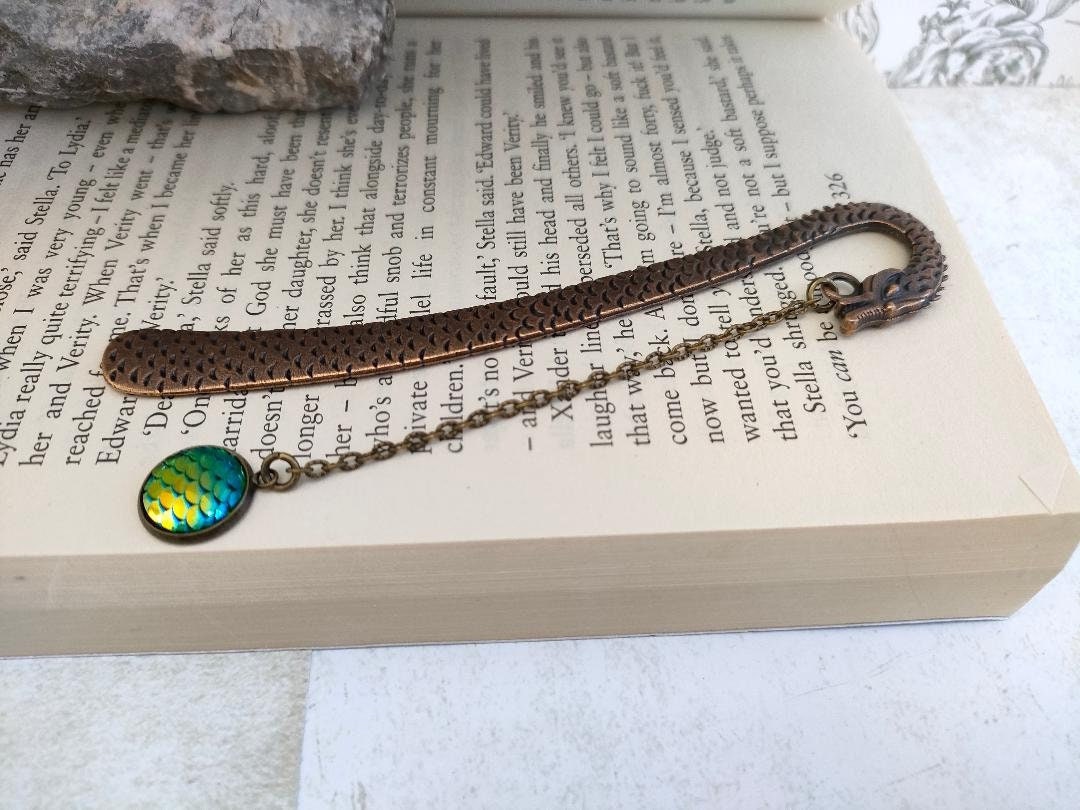 Dragons Head Bookmark, Fidget Pagemarkers, Dragon Themed Gifts, Book lover Gifts, Gift for Dragon Lovers. Bronze Dragon Scale Bookmark Green