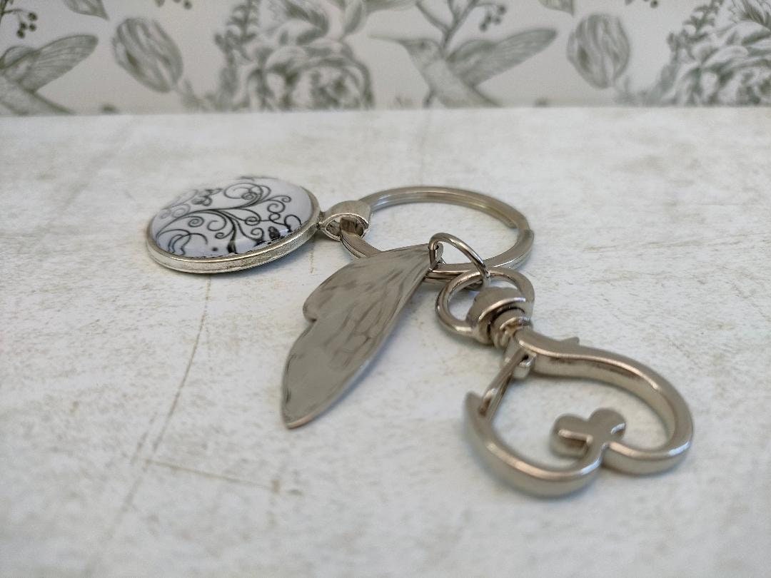 Glass Dome Butterfly Minimalistic Keychain. Butterfly Purse Accessories, Gift for Mum, Keychains for Bags and Wallets, 20mm keyrings
