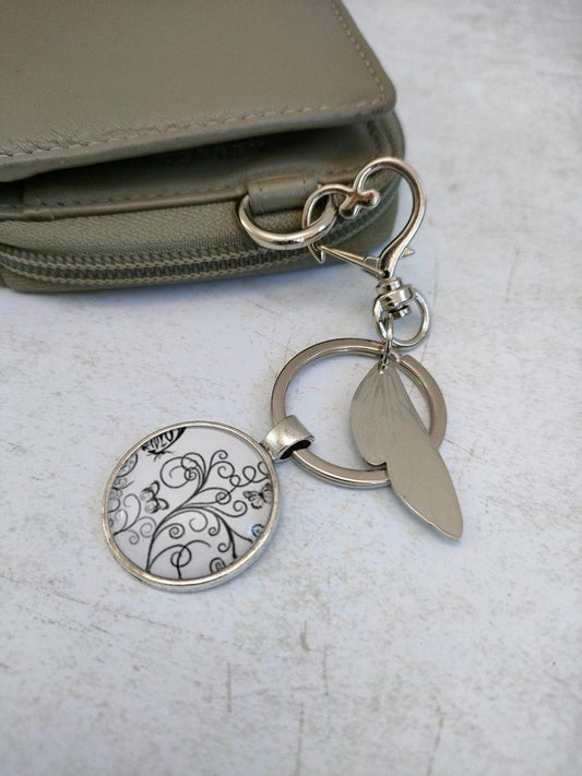 Glass Dome Butterfly Minimalistic Keychain. Butterfly Purse Accessories, Gift for Mum, Keychains for Bags and Wallets, 20mm keyrings